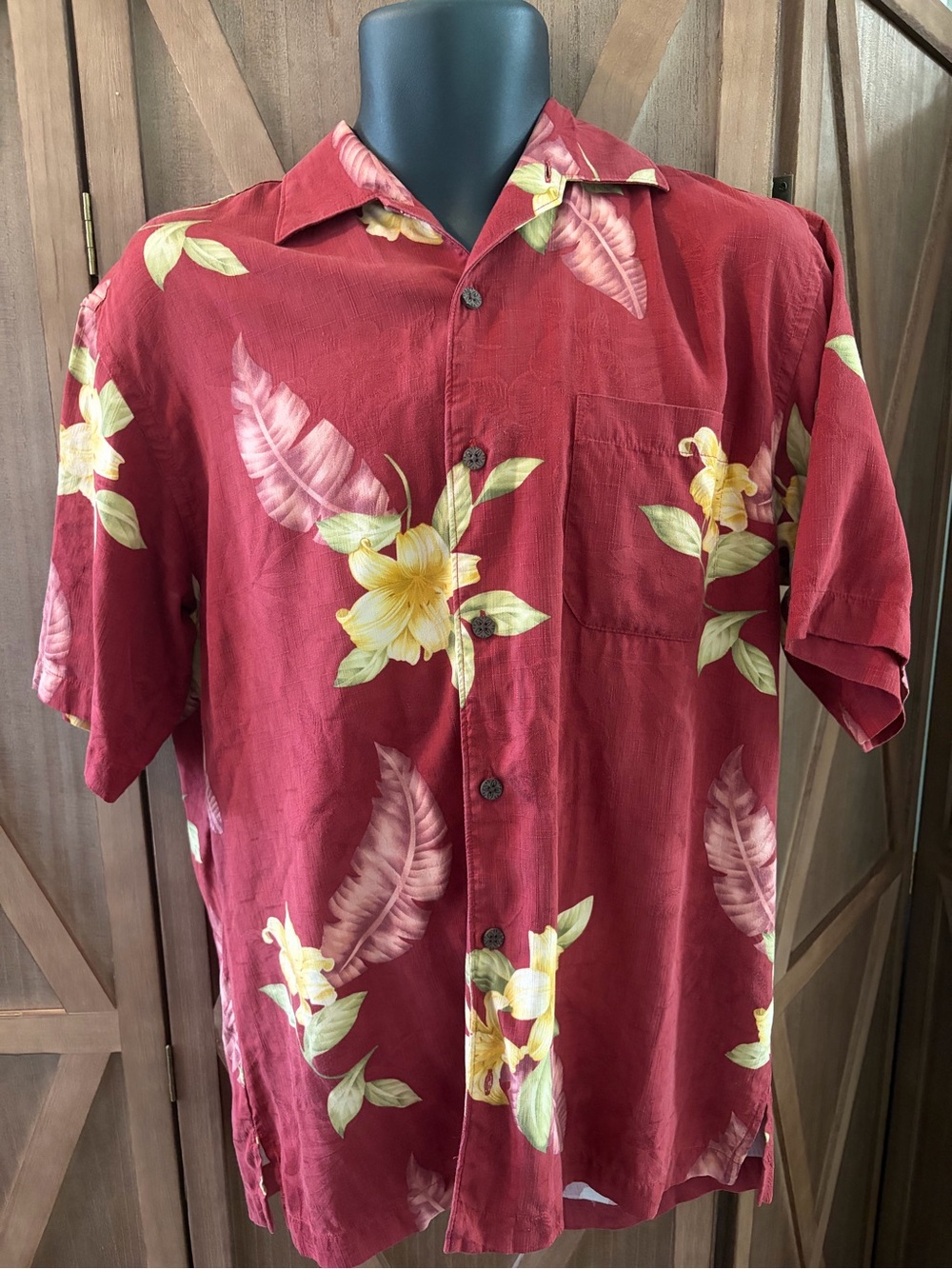 TOMMY BAHAMA 100% Silk Hawaiian Floral Short Sleeve Shirt - SIZE SMALL (S/P)